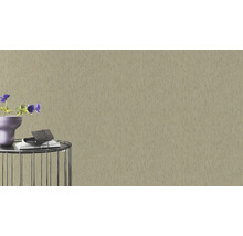 Scène met een beige vliesbehang op de achtergrond, een tafel met decoraties op de voorgrond