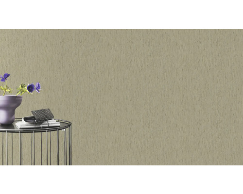 Scène met een beige vliesbehang op de achtergrond, een tafel met decoraties op de voorgrond