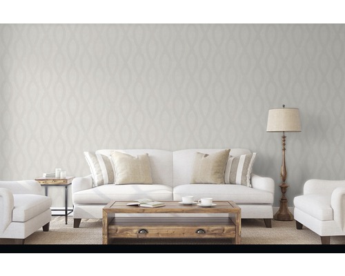 Woonkamer met patroonbehang, bank en fauteuil