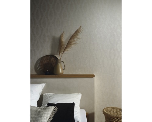 Slaapkamer met patroonbehang, bed, plank en decoratie