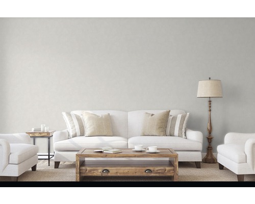 Woonkamer met bank, fauteuil, salontafel en staande lamp