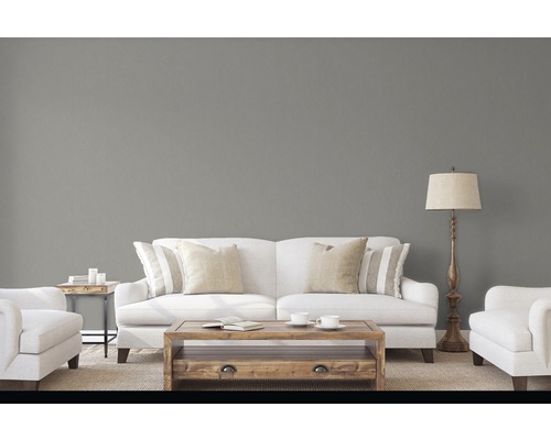 Woonkamer met bank, fauteuil, salontafel en vloerlamp