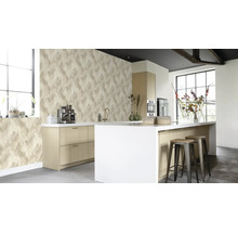 Moderne keuken met beige behang met bladmotief, kookeiland, ramen en barkrukken.