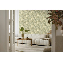 Woonkamer met bank, tafel en bloemetjesbehang voor een gezellige sfeer