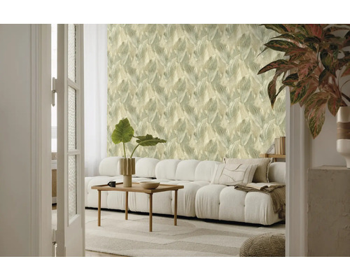 Woonkamer met bank, tafel en bloemetjesbehang voor een gezellige sfeer