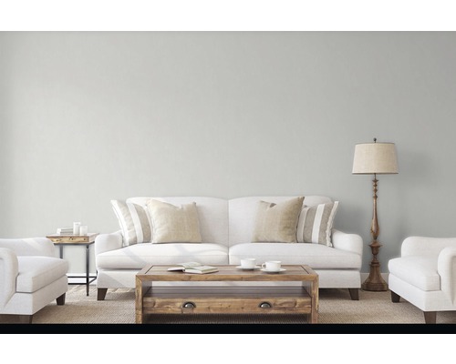 Woonkamer met bank, fauteuil, salontafel en vloerlamp