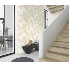 Lichte ruimte met trap, zitbank, decoratie en behang met patroon