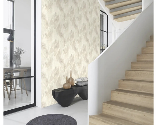 Lichte ruimte met trap, zitbank, decoratie en behang met patroon