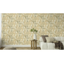 Woonkamer met behang met plantenmotief, bank en bijzettafel