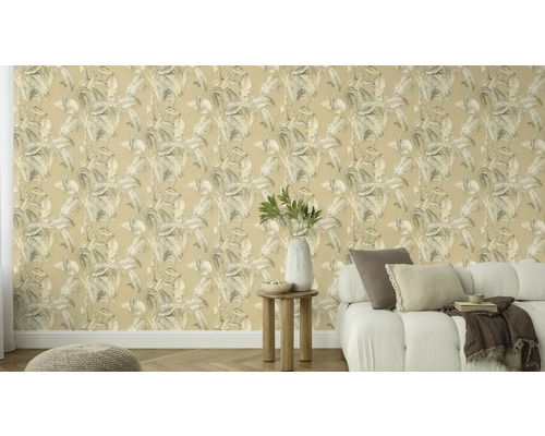 Woonkamer met behang met plantenmotief, bank en bijzettafel