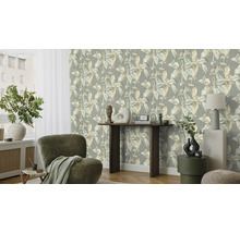 Woonkamer met bladbehang, fauteuil en decoratie