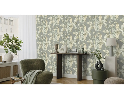 Woonkamer met bladbehang, fauteuil en decoratie