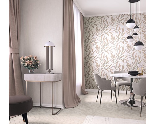 Lichte eetkamer met eettafel, stoelen, bloemenvaas en decoratief wandbehang.