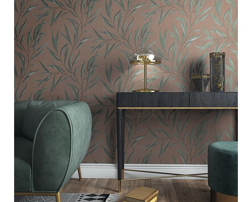Woonkamer met bank, console en een patroonbehang met plantmotieven