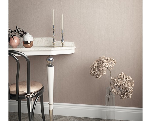 Wanddecoratie met tafel, stoel, kandelaars en bloemen