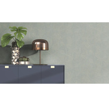 Wand met geometrisch behangpatroon, gedecoreerd met een tafellamp, potplanten en een kast