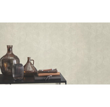 Kamerweergave met beige behang met driehoekpatroon, vazen en boeken op een zwarte tafel