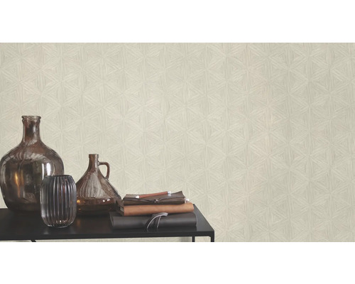 Kamerweergave met beige behang met driehoekpatroon, vazen en boeken op een zwarte tafel