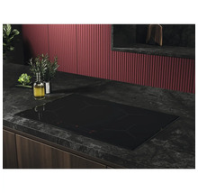 Zwarte inductiekookplaat in een moderne keuken.