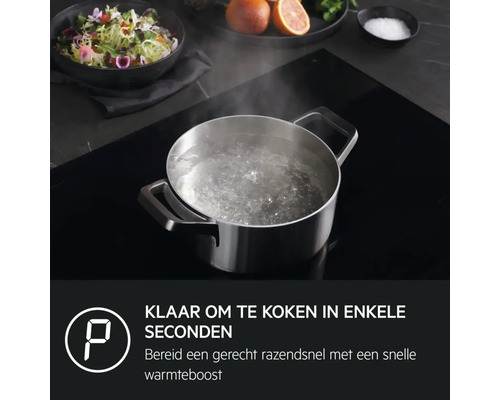 Pan met kokend water op een inductiekookplaat