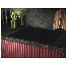 Zwarte inductiekookplaat in een moderne keuken.