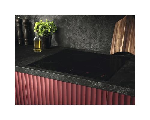 Zwarte inductiekookplaat in een moderne keuken.