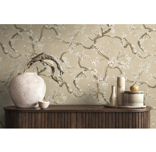 Decoratief behang met bloemmotief en stijlvol interieur