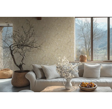 Woonkamer met bank, kussens, tafel, bloemenvaas, kamerplant en bloemenbehang voor een gezellige sfeer