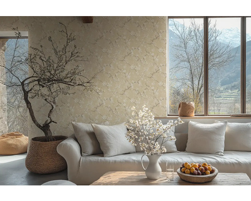 Woonkamer met bank, kussens, tafel, bloemenvaas, kamerplant en bloemenbehang voor een gezellige sfeer