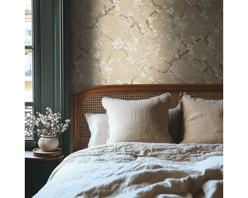 Slaapkamer met beige bloemenbehang en bed met kussens