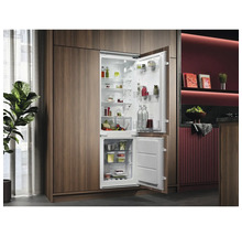 Geïntegreerde koelkast met open deuren in een keuken