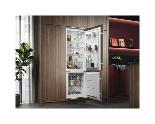 Geïntegreerde koelkast met open deuren in een keuken