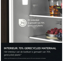 Koelkastinterieur met label dat aangeeft dat het product voor 70 procent uit gerecycled plastic bestaat.