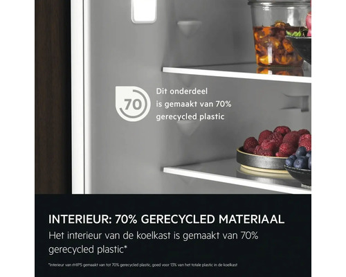 Koelkastinterieur met label dat aangeeft dat het product voor 70 procent uit gerecycled plastic bestaat.