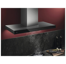 Roestvrijstalen wandafzuigkap boven kookplaat met stoom en ingrediënten