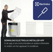 Een man installeert een vaatwasser met behulp van de Electrolux Installer App.