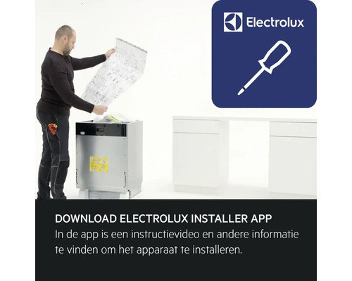 Een man installeert een vaatwasser met behulp van de Electrolux Installer App.
