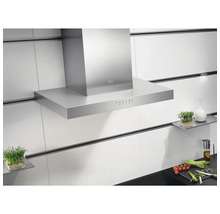 Roestvrijstalen afzuigkap in een lichte keuken