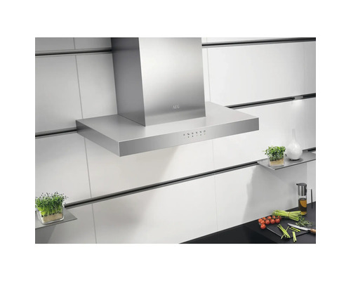 Roestvrijstalen afzuigkap in een lichte keuken