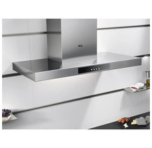 Roestvrijstalen afzuigkap in een moderne keuken