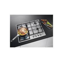 AEG gaskookplaat met pan, tomaten en prei op een aanrecht