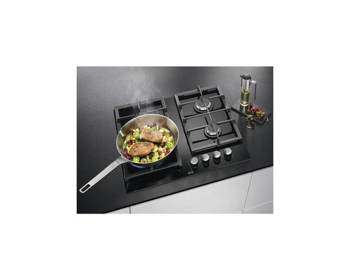 AEG kookplaat met eten in een pan