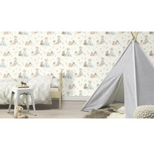 Kinderkamer met een tent en behang met dierenmotieven