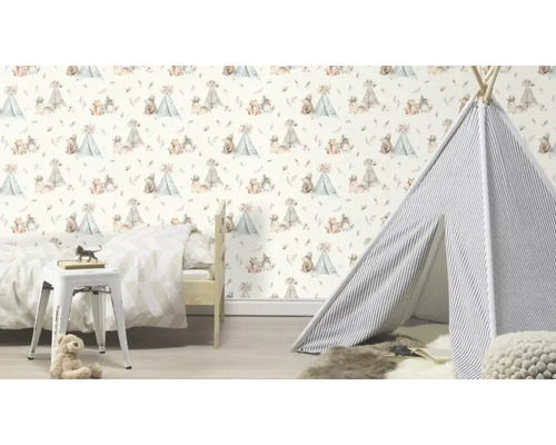 Kinderkamer met een tent en behang met dierenmotieven