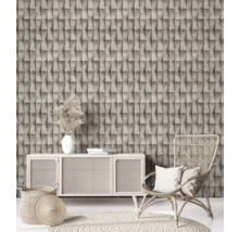 Woonkamer met driedimensionaal behang in steenlook, dressoir, rotan stoel en decoratie