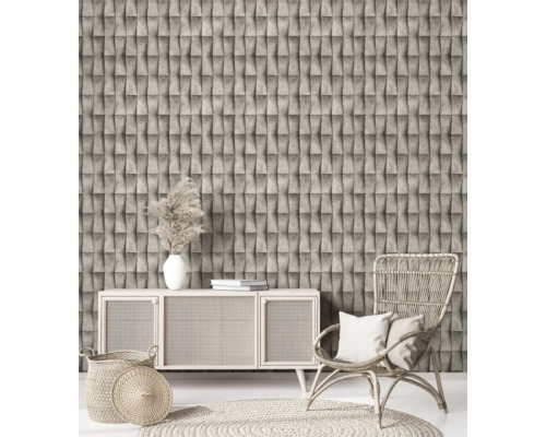 Woonkamer met driedimensionaal behang in steenlook, dressoir, rotan stoel en decoratie