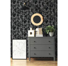 Woonkameropstelling met grijze ladekast, decoraties en bamboe behang