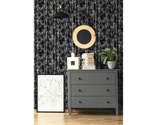 Woonkameropstelling met grijze ladekast, decoraties en bamboe behang