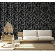 Kameroverzicht met zwart bamboe behang, bank, fauteuil en tapijt.