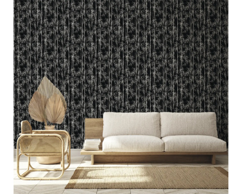 Kameroverzicht met zwart bamboe behang, bank, fauteuil en tapijt.